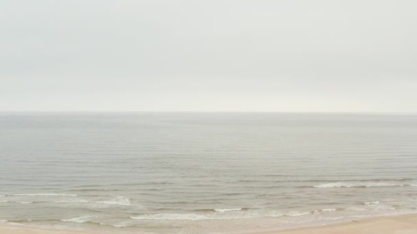 Туманное Балтийское море с видом вдаль — стоковое видео
