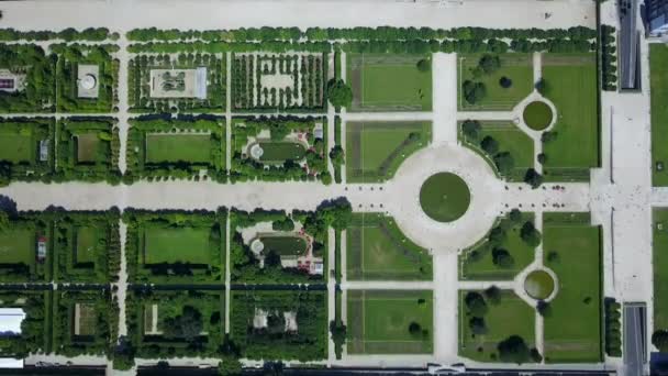 AERIAL: Top Down Nad głową Widok na paryskie Tuileries Garden w lecie w bogatych zielonych kolorach — Wideo stockowe