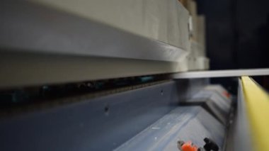 Atölyede çalışan kenar bandı makinesi