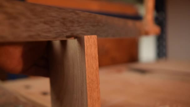 Κοντινό πλάνο του ξυλουργού πριόνισμα ξύλου το χέρι μου — Αρχείο Βίντεο