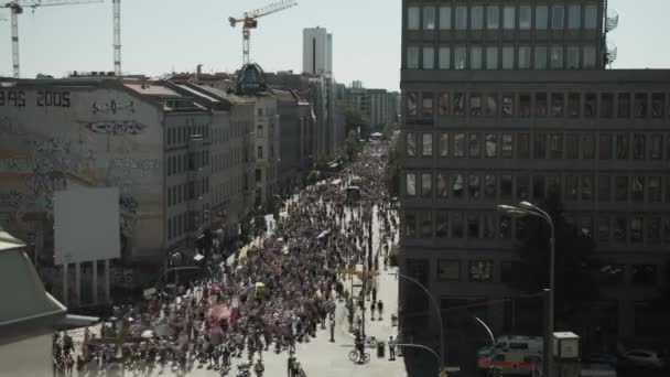 Aerial View Time Lapse of Anti Corona Demonstration in Berlin Augusztus 2020 — Stock videók