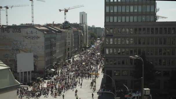 Pemandangan udara Anti Corona Demonstration March ramai di jalan-jalan di Berlin Agustus 2020 — Stok Video