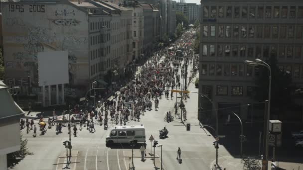 Vista aérea de la marcha de demostración Anti Corona en Berlín agosto 2020 — Vídeos de Stock