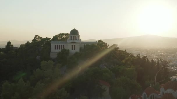 黄金の時間の間の丘の上のアテネ国立天文台の空中ビュー日没の光 — ストック動画