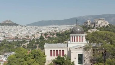 Arka planda Akropolis ve Lycabettus Dağı ile Atina Ulusal Gözlemevi Havadan Görünümü