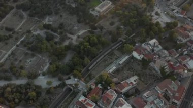 Atina 'dan Geçen Trenin Hava Görüntüsü, Yunanistan Antik Kalıntılar ve Tarihi Şehir Parçaları Altın Saat Günbatımında