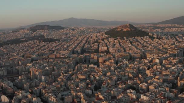 ギリシャのアテネにあるLycabettus山に向かってゆっくりと空中を確立する — ストック動画