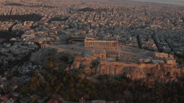 Perspectiva aérea que rodea la Acrópolis de Atenas en luz dorada del atardecer de la hora — Vídeo de stock