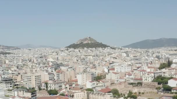 Lento Stabilimento Dolly Aerial verso il Monte Lycabettus ad Atene, Grecia — Video Stock
