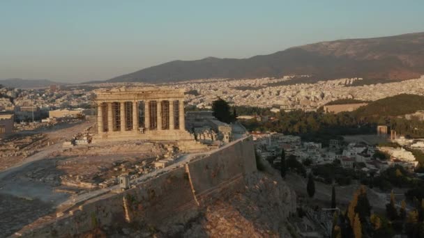 Acrópole de Atenas na construção durante a hora dourada bonita na antena do verão — Vídeo de Stock