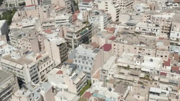 Flyg Overhead Top Down vy över Athen, Grekland City Apartment Building och gator i sommardagsljus — Stockvideo