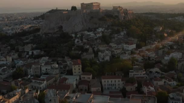 Panela aérea acima na montanha com acropolis de Atenas em Greece com flair do sol na hora dourada bonita — Vídeo de Stock