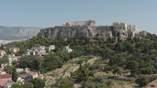 Dolly aéreo lento para a montanha com acropolis de Atenas em Greece na luz do dia — Vídeo de Stock