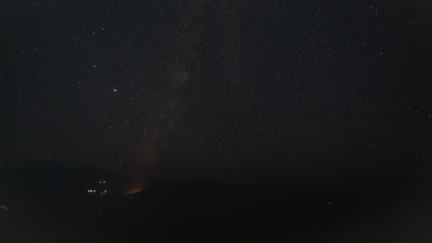 Lapsa de timp a galaxiei Milkyway noaptea — Videoclip de stoc