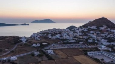 Ege denizi, Kiklad, Yunanistan 'a tepeden bakan Tipik Yunan Köyü Günbatımının üzerindeki Hava Hiper Hatası