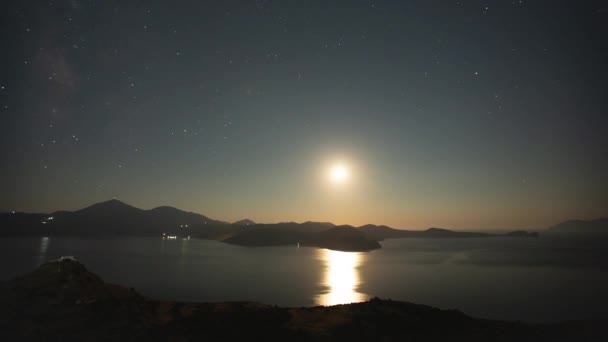Time Lapse de lune descendant derrière Ocean Horizon la nuit avec Milkyway — Video