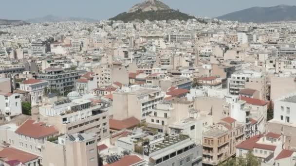 Powolne zakładanie Dolly Aerial w kierunku góry Lycabettus w dół do Aten City, Grecja — Wideo stockowe