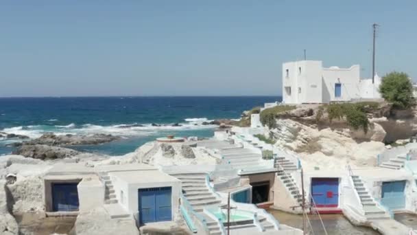 Aérien creux pittoresque petit village de pêcheurs grec avec des maisons blanches typiques à droite à l'océan Égée — Video