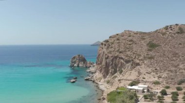 Rocky Cliff Coast ile Turkuaz Mavi Okyanusu Üzerinden Yavaş Hava Uçuşu