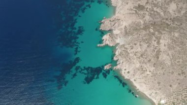 Turkuaz Mavi Ege Denizi ile birlikte yazın Milos 'taki Yunan Adası Sahili Geniş Havadan Aşağı Görünümü