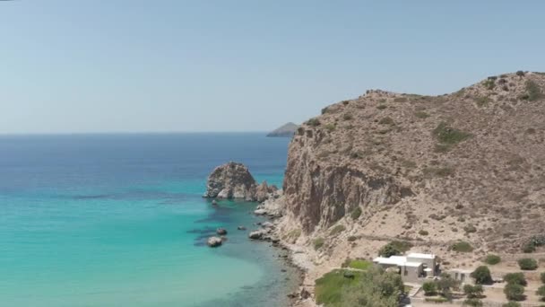 Vol Aérien Lent Au-dessus De L'océan Bleu Turquoise Avec La Côte Des Falaises Rocheuses — Video