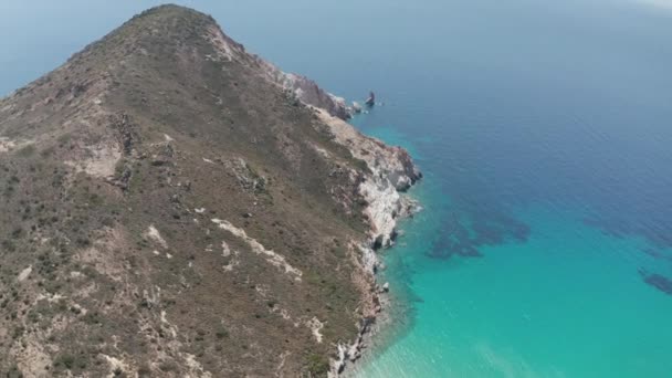 Turkuaz Mavi Ege Denizi ile Milos 'ta Yunan Adası Dağının Geniş Amaçlı Çekimi — Stok video