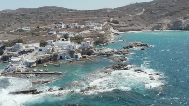 Large établissement tir de village de pêcheurs grecs construire juste au bord de l'océan — Video