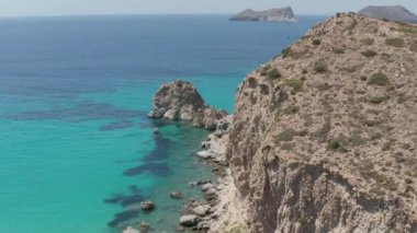 Yunan Adası üzerindeki Yavaş Hava Uçuşu Milos Turkuaz Mavi Okyanusu ve Rocky Cliff Sahili