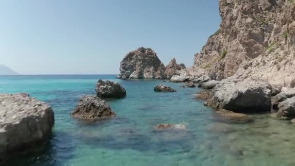 Yunanistan 'da Turkuaz Mavi Okyanus Suyu ve Rocky Kayalık Sahili üzerindeki alçak uçuş — Stok video