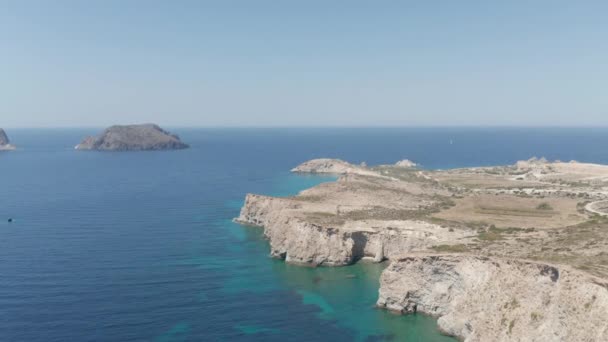 Wide Aerial que estabelece o tiro do console grego Milos no verão com azul turquesa Mar Egeu — Vídeo de Stock