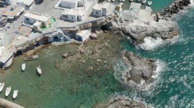 Körfezde tipik beyaz evleri ve tekneleri olan Küçük Yunan Balıkçı Köyü