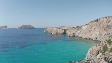 Yunan Adası Milos üzerinde Turkuaz Mavi Ege Denizi ile Geniş Hava Aracı Görüntüsü