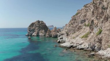 Rocky Cliff Coast ile Turkuaz Mavi Okyanusu Üzerinden Yavaş Hava Uçuşu
