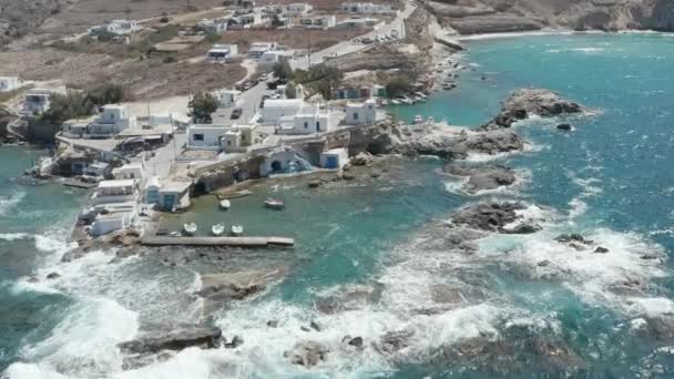 Wide Establishing Shot van Griekse vissersdorp gebouwd direct aan de oceaan met prachtige Turquoise Water — Stockvideo