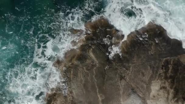 Vzdušné shora dolů ptáci Oční pohled na oceánské vlny zřícení na skály — Stock video