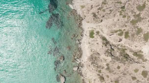 Overhead Top Down voo aéreo sobre a ilha grega Milos azul-turquesa Oceano com costa rochosa Cliff — Vídeo de Stock