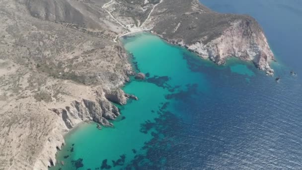 Ampia vista aerea Drone sopra Beach Bay isola greca Milos in estate con Turchese Blu Mar Egeo — Video Stock