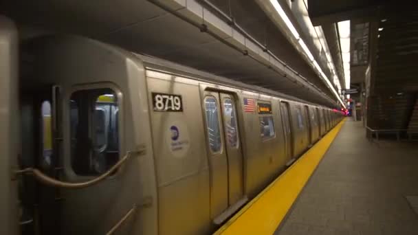 Treno della metropolitana di New York che passa, telecamera che segue — Video Stock