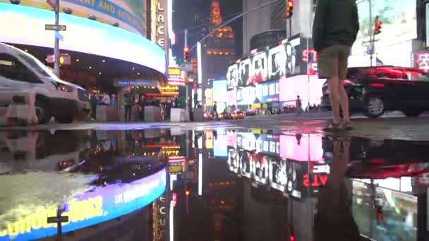 Таймс-сквер зажгся в луже после дождя в Нью-Йорке на ночном Манхэттене — стоковое видео