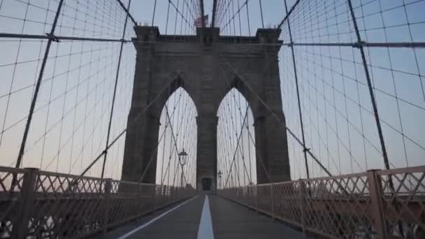 Tomma Brooklyn Bridge med inga människor tidigt på morgonen vid soluppgången i vackert solljus på sommaren — Stockvideo
