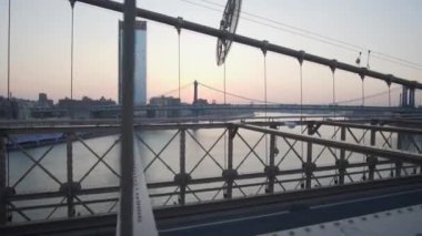 Brooklyn Köprüsü 'nde East River' ı araştırıyoruz. Arabalı Kimse yok, Köprü 'yü geçen trafik var. Yaz, Gün doğumu. 