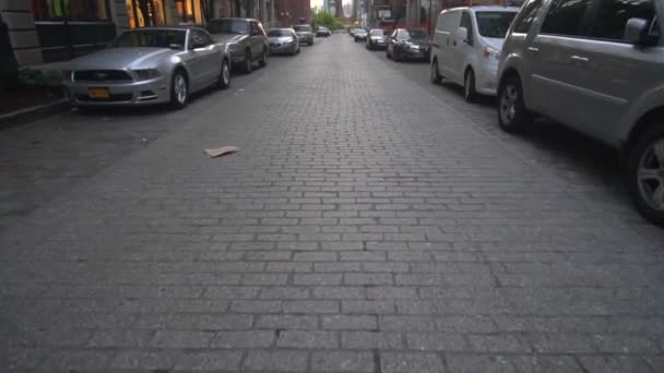SLOW MOTION: Brooklyn Bridge View van Dumbo met dombo appartementen huizen en geparkeerde auto 's aan de zijkant in de zomer in de vroege ochtend licht — Stockvideo