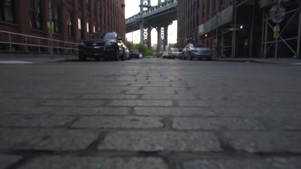 Brooklyn Bridge Vista da Dumbo con case vacanza dumbo e auto parcheggiate di lato in estate alla luce del mattino presto — Video Stock