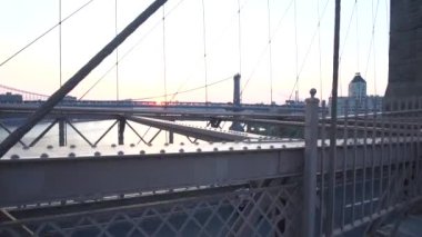 Brooklyn Köprüsü 'nde East River' ı araştırıyoruz. Arabalı Kimse yok, Köprü 'yü geçen trafik var. Yaz, Gün doğumu. 