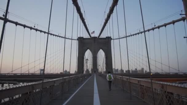 Ponte di Brooklyn con Donna che cammina al mattino presto all'alba in bella luce solare in estate — Video Stock