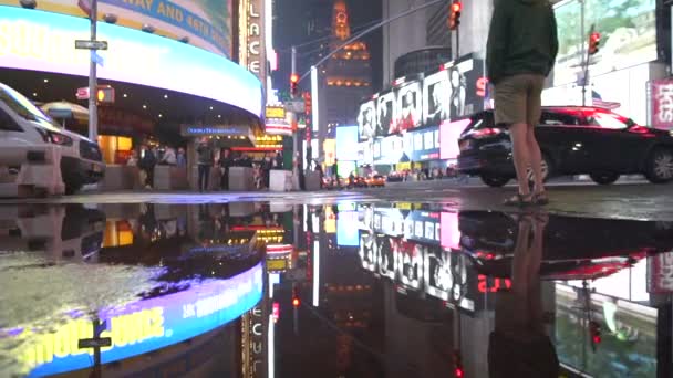 SLOW MOTION: Times Square Lights refletindo na poça após a chuva em Nova York no Night Manhattan — Vídeo de Stock