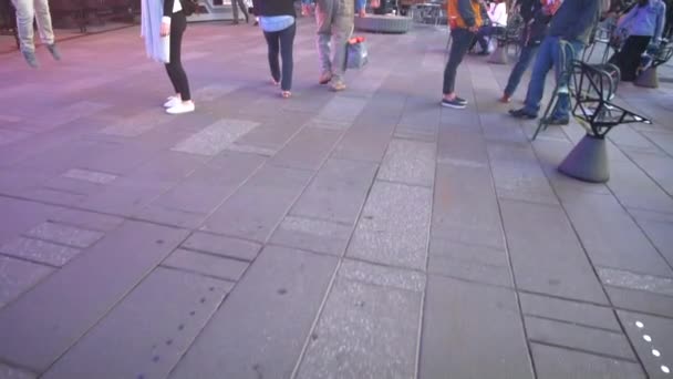SLOW MOTION: Crowded Times Square at Night Tourists, People, Sidewalk — Stock Video