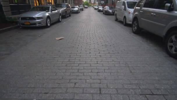 Brooklyn Bridge Vista desde Dumbo con casas de apartamentos dumbo y coches aparcados al lado en verano a primera hora de la mañana — Vídeo de stock