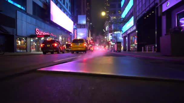 Вночі в Нью - Йорку на вулиці Манхеттен, біля ночі, з "являється пара. — стокове відео