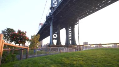 New York 'taki Brooklyn Köprüsü' nün altından Sunny Day Green Grass, Sunlight 